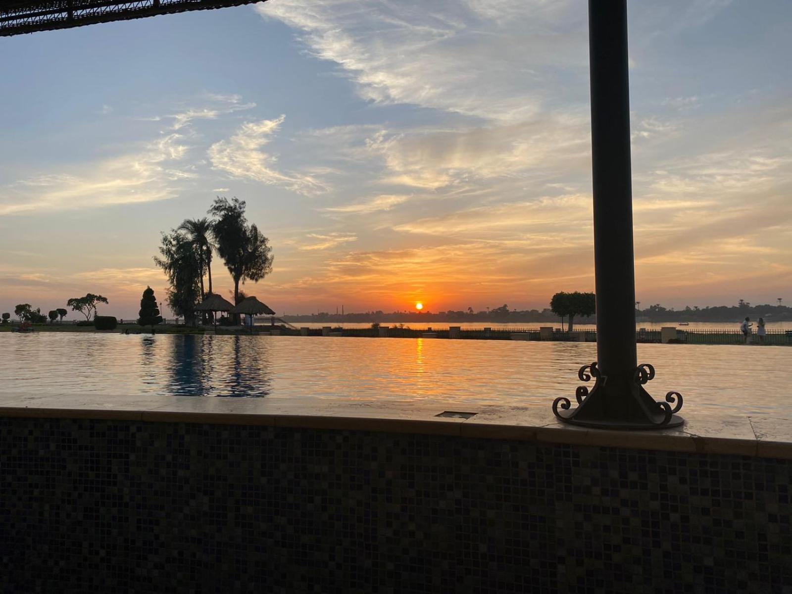 โจลี วิลล์ รีสอร์ต แอนด์ สปา คิงส์ ไอส์แลนด์ ลูเซอร์ Hotel ลักซอร์ ภายนอก รูปภาพ Sunset at the lake