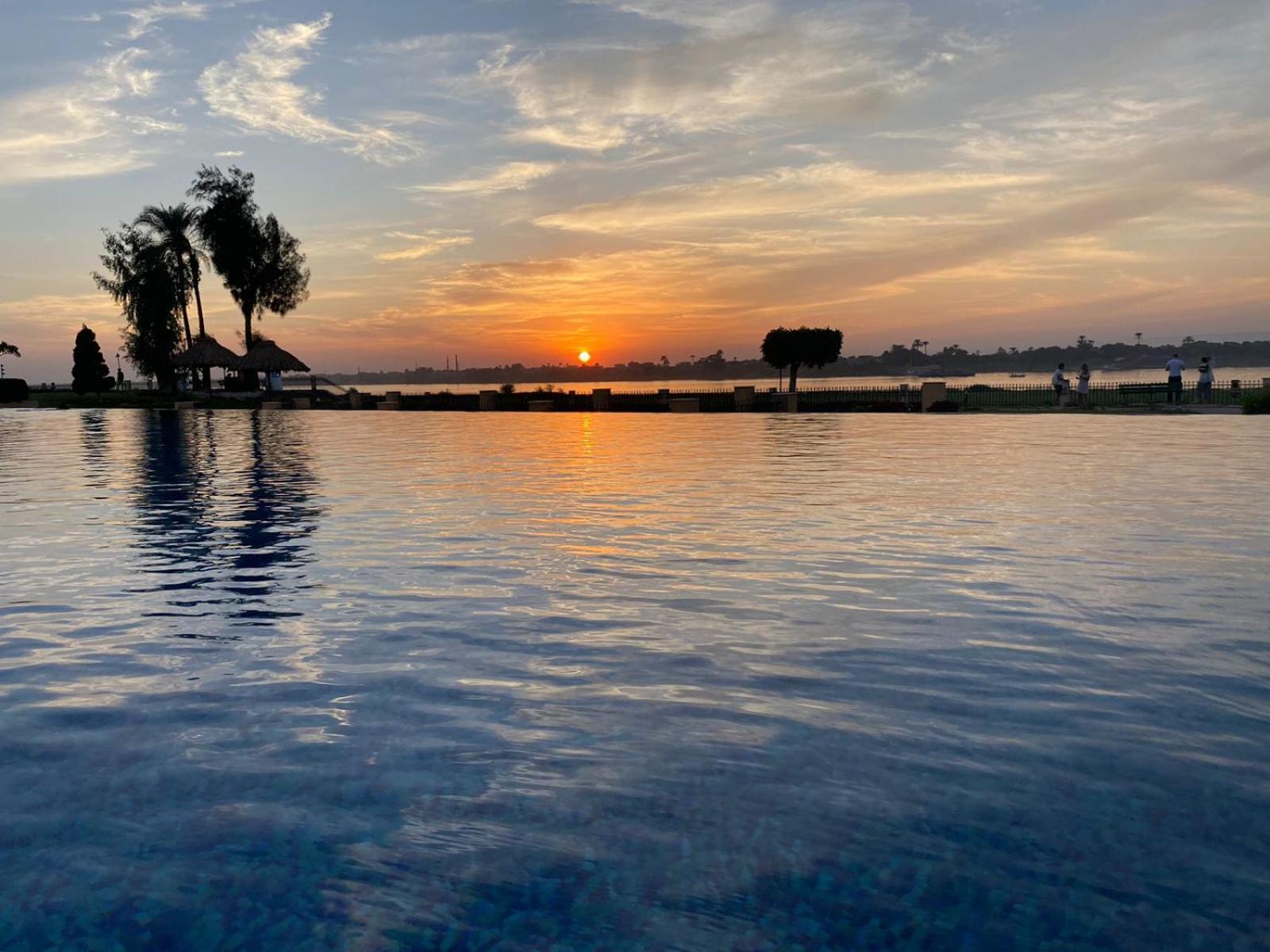 โจลี วิลล์ รีสอร์ต แอนด์ สปา คิงส์ ไอส์แลนด์ ลูเซอร์ Hotel ลักซอร์ ภายนอก รูปภาพ Sunset at the lagoon
