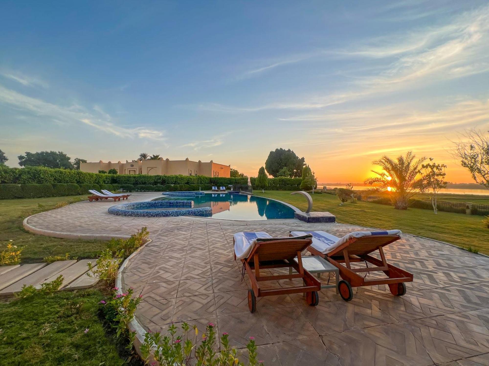 โจลี วิลล์ รีสอร์ต แอนด์ สปา คิงส์ ไอส์แลนด์ ลูเซอร์ Hotel ลักซอร์ ภายนอก รูปภาพ The pool at the resort