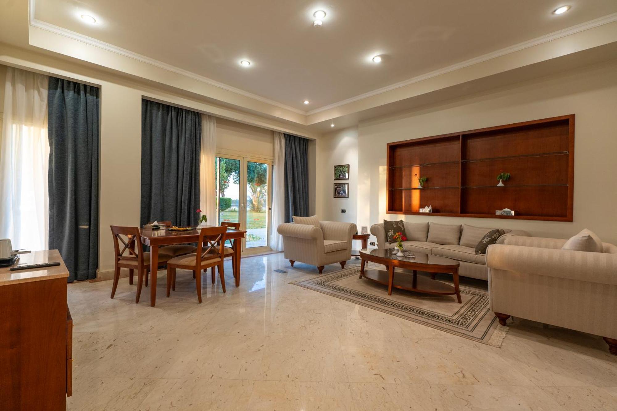 โจลี วิลล์ รีสอร์ต แอนด์ สปา คิงส์ ไอส์แลนด์ ลูเซอร์ Hotel ลักซอร์ ภายนอก รูปภาพ A living room
