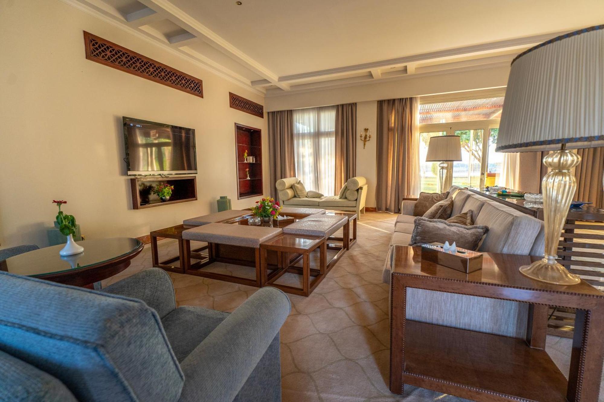 โจลี วิลล์ รีสอร์ต แอนด์ สปา คิงส์ ไอส์แลนด์ ลูเซอร์ Hotel ลักซอร์ ภายนอก รูปภาพ A suite at the hotel