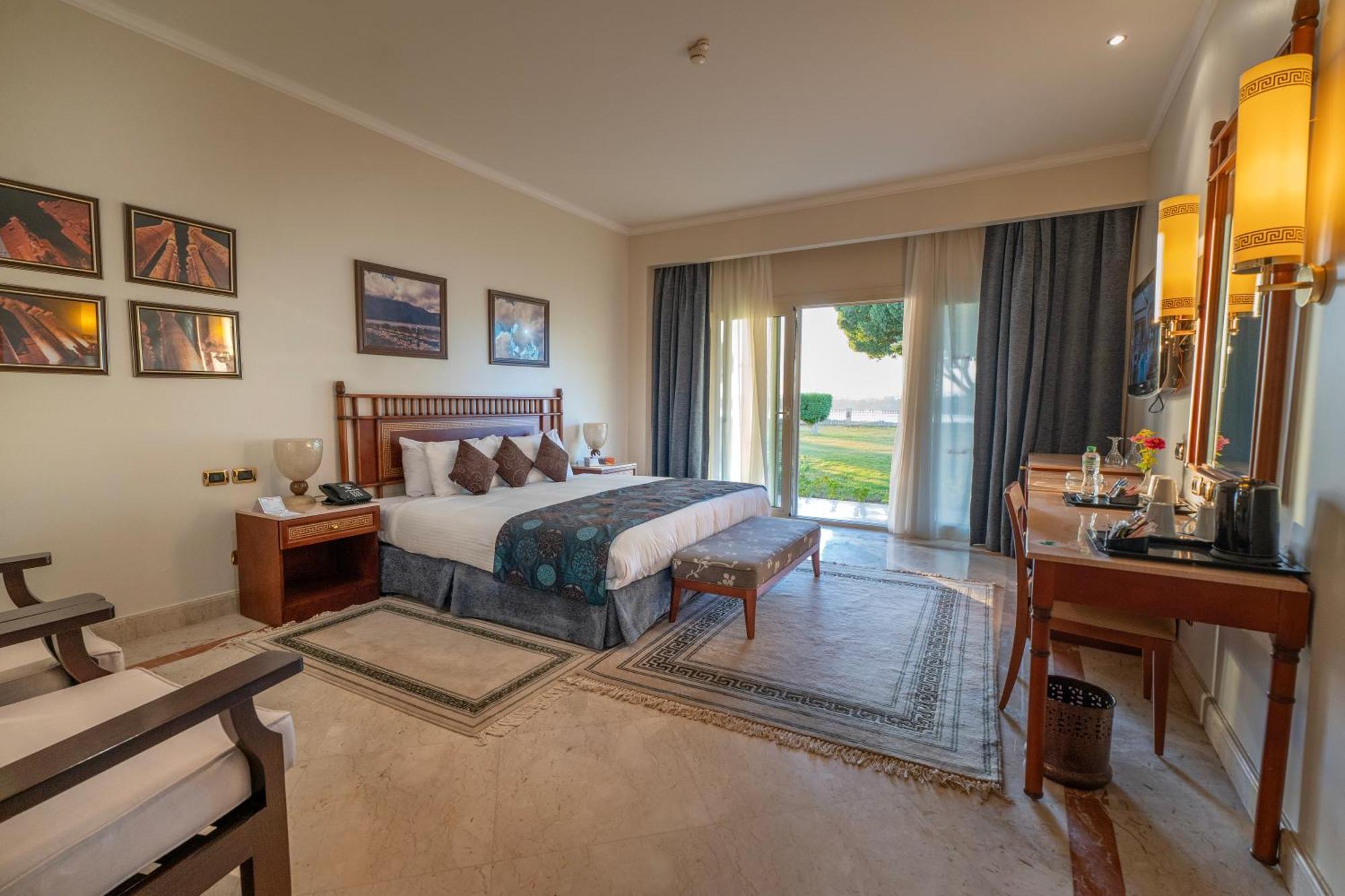 โจลี วิลล์ รีสอร์ต แอนด์ สปา คิงส์ ไอส์แลนด์ ลูเซอร์ Hotel ลักซอร์ ภายนอก รูปภาพ A room at the Hilton Luxor