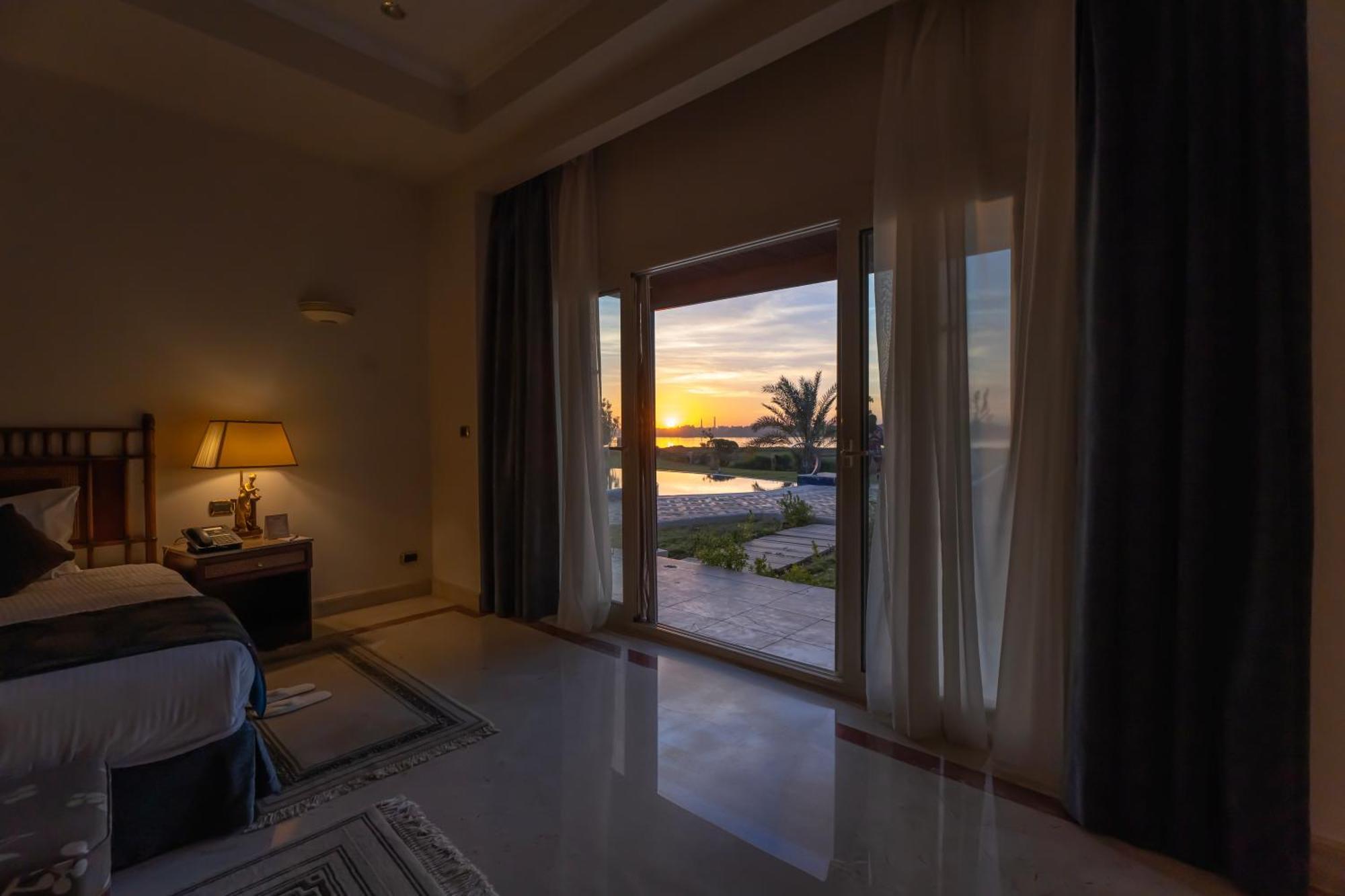 โจลี วิลล์ รีสอร์ต แอนด์ สปา คิงส์ ไอส์แลนด์ ลูเซอร์ Hotel ลักซอร์ ภายนอก รูปภาพ Sunset view from a bedroom
