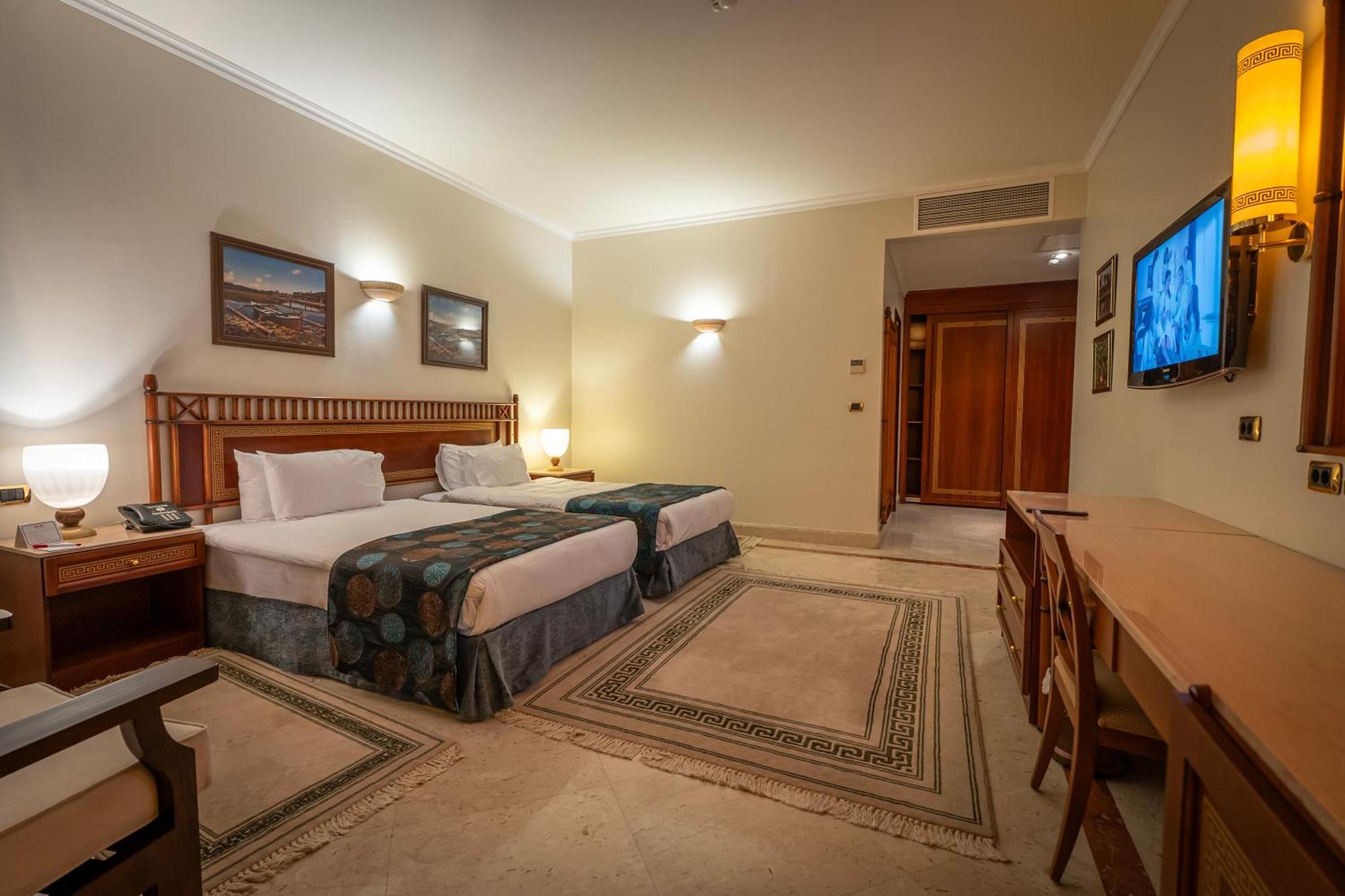 โจลี วิลล์ รีสอร์ต แอนด์ สปา คิงส์ ไอส์แลนด์ ลูเซอร์ Hotel ลักซอร์ ภายนอก รูปภาพ A room at the hotel