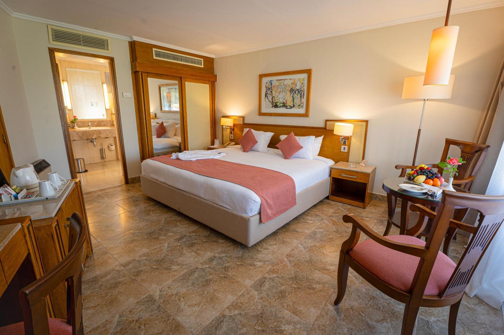 โจลี วิลล์ รีสอร์ต แอนด์ สปา คิงส์ ไอส์แลนด์ ลูเซอร์ Hotel ลักซอร์ ภายนอก รูปภาพ A room at the Dead Sea Spa Magdiel