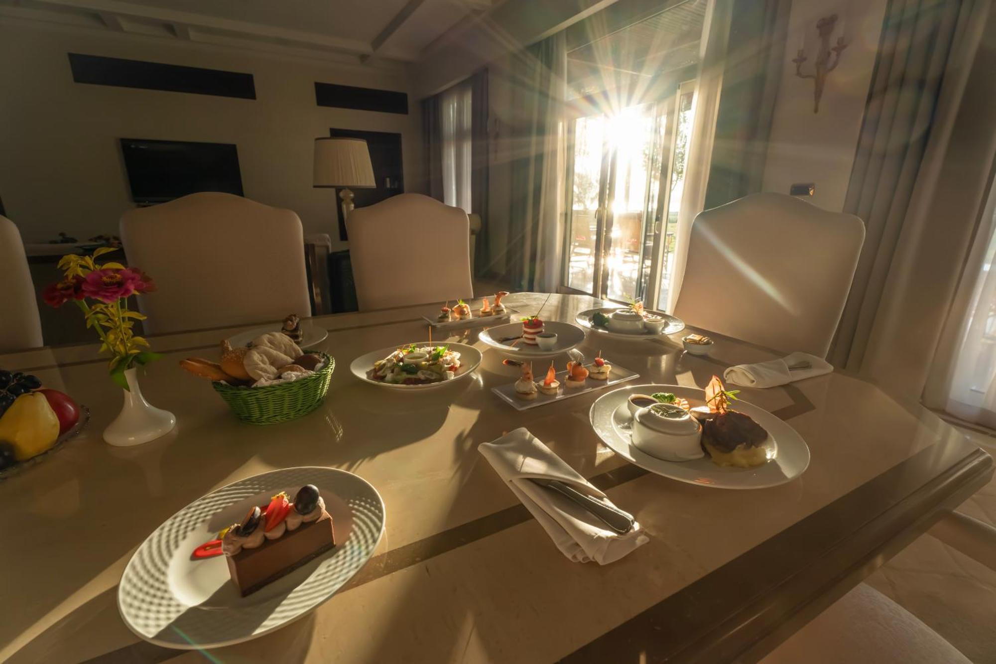 โจลี วิลล์ รีสอร์ต แอนด์ สปา คิงส์ ไอส์แลนด์ ลูเซอร์ Hotel ลักซอร์ ภายนอก รูปภาพ A table set for a meal