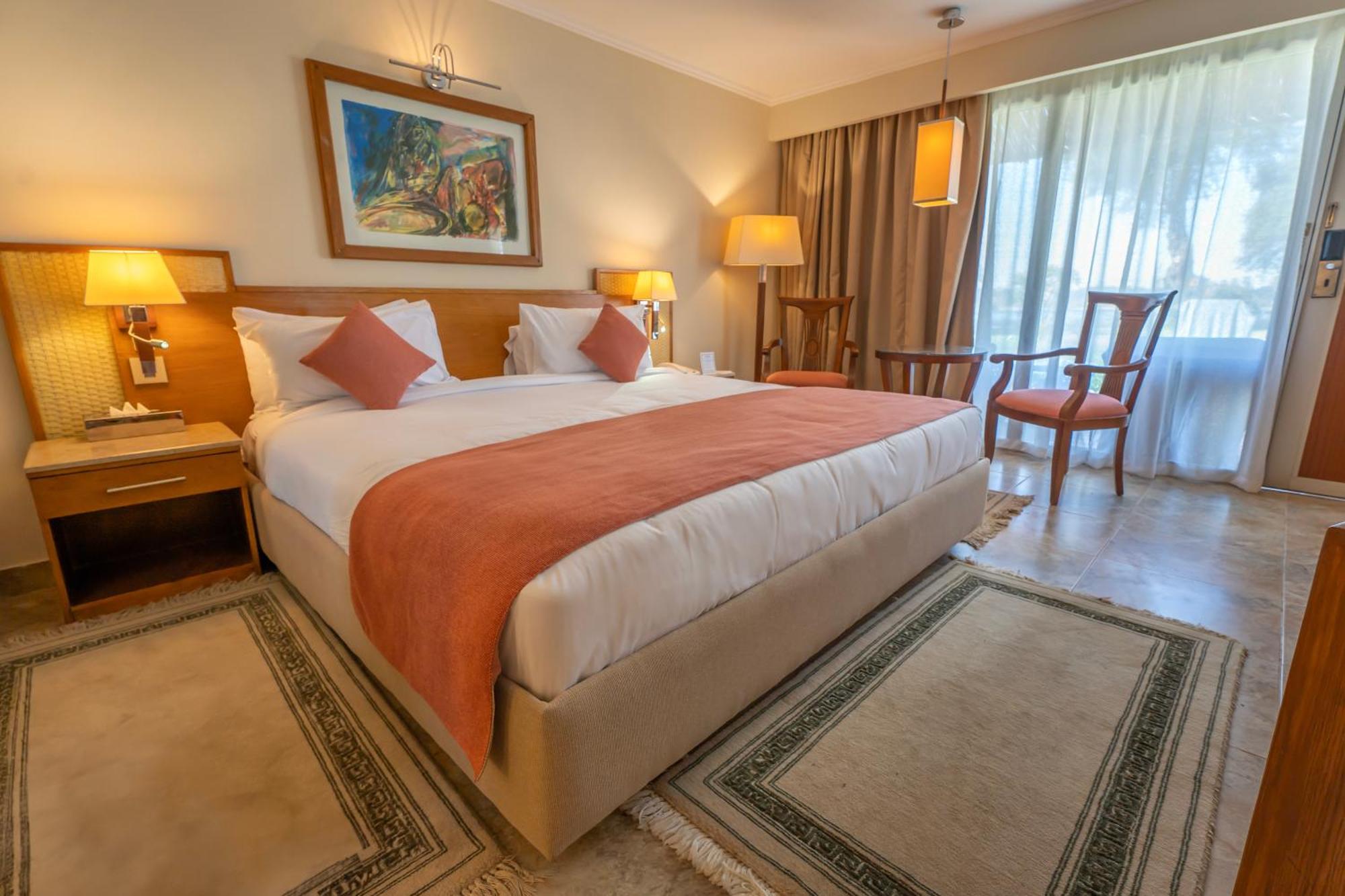 โจลี วิลล์ รีสอร์ต แอนด์ สปา คิงส์ ไอส์แลนด์ ลูเซอร์ Hotel ลักซอร์ ภายนอก รูปภาพ A room at the hotel