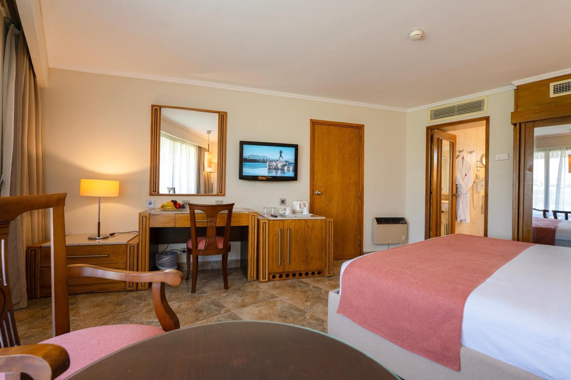 โจลี วิลล์ รีสอร์ต แอนด์ สปา คิงส์ ไอส์แลนด์ ลูเซอร์ Hotel ลักซอร์ ภายนอก รูปภาพ A room at the hotel