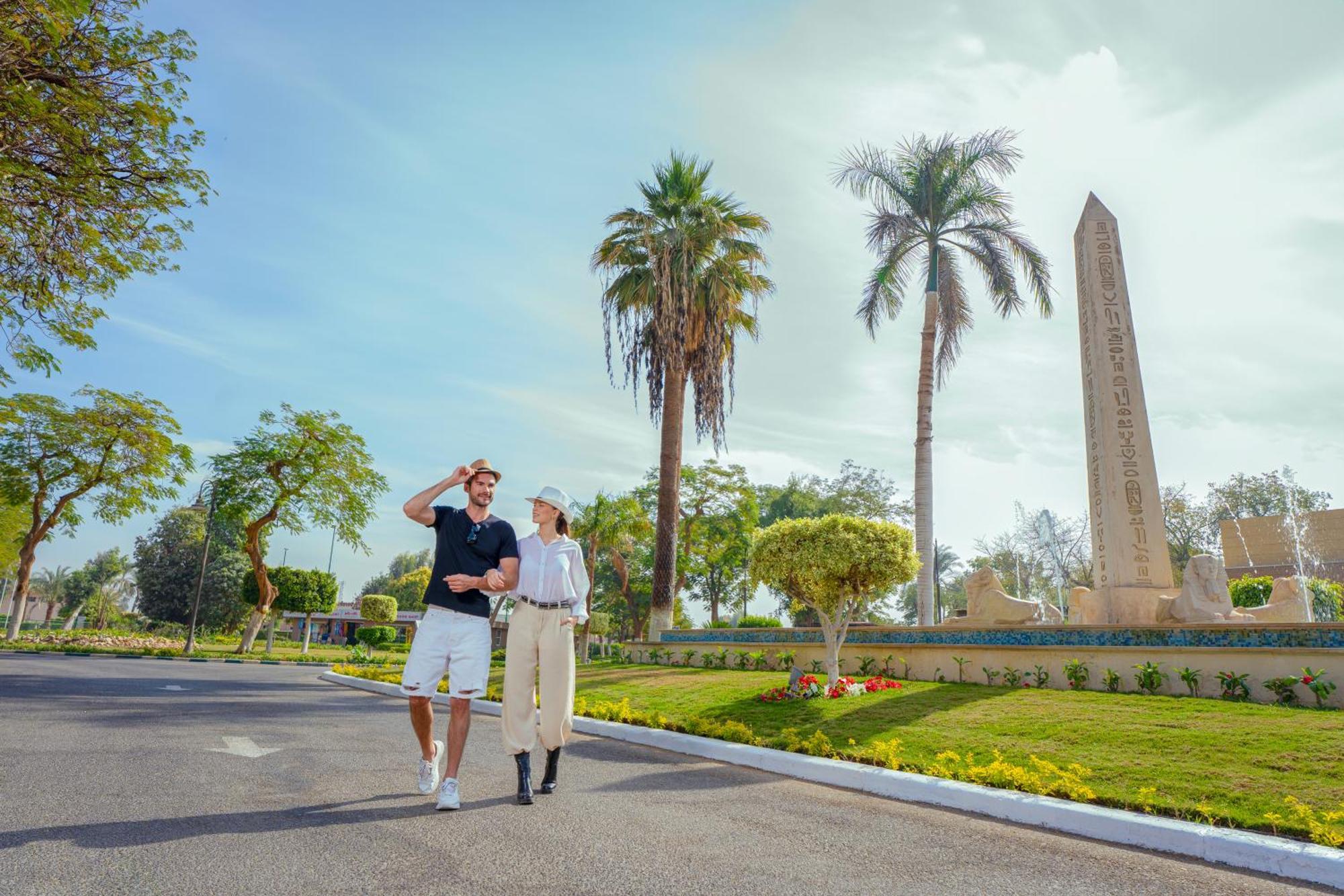 โจลี วิลล์ รีสอร์ต แอนด์ สปา คิงส์ ไอส์แลนด์ ลูเซอร์ Hotel ลักซอร์ ภายนอก รูปภาพ Obelisks of the Royal Guard