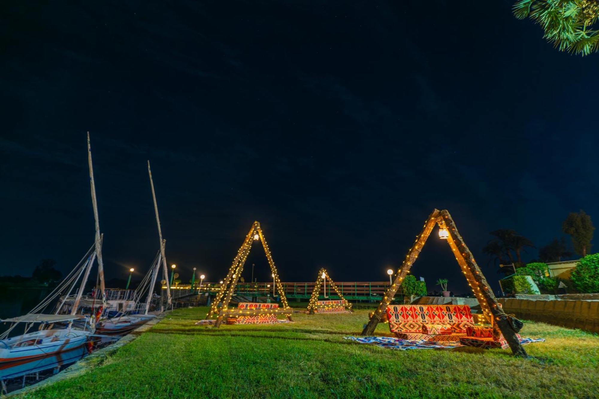 โจลี วิลล์ รีสอร์ต แอนด์ สปา คิงส์ ไอส์แลนด์ ลูเซอร์ Hotel ลักซอร์ ภายนอก รูปภาพ The bridge at night