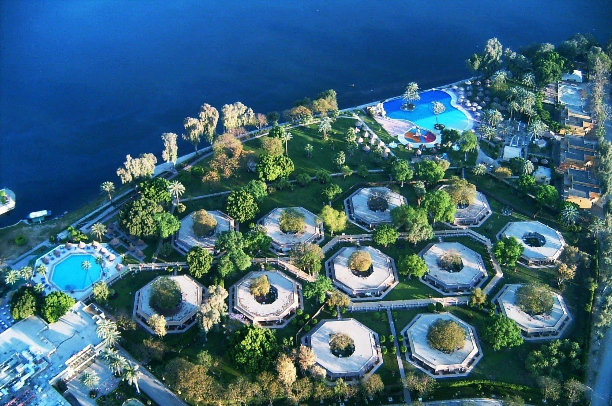 โจลี วิลล์ รีสอร์ต แอนด์ สปา คิงส์ ไอส์แลนด์ ลูเซอร์ Hotel ลักซอร์ ภายนอก รูปภาพ Aerial view of the resort
