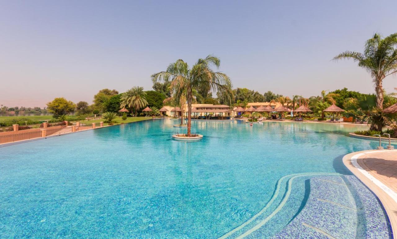 โจลี วิลล์ รีสอร์ต แอนด์ สปา คิงส์ ไอส์แลนด์ ลูเซอร์ Hotel ลักซอร์ ภายนอก รูปภาพ The swimming pool at the resort